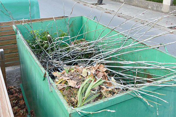 Garbage container with plant waste